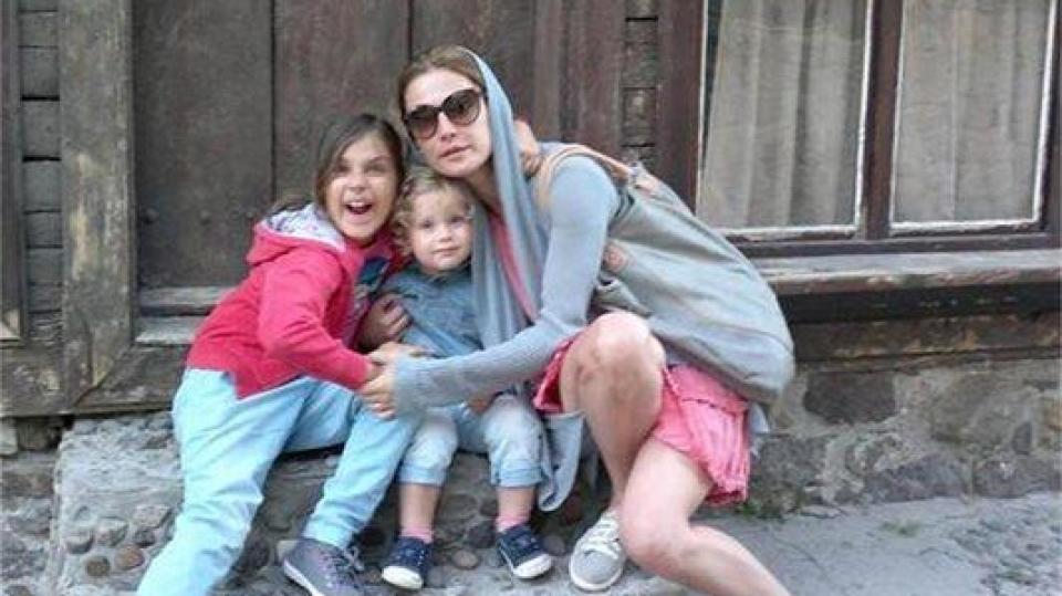Дъщеричката на Духовникова заспива със снимка на мама
