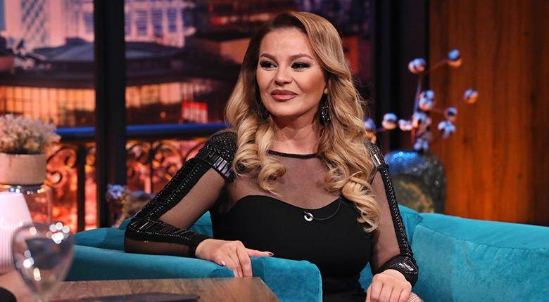 Деси Слава подписала договор с „Пайнер“, за да избяга от бедността и тормоза вкъщи