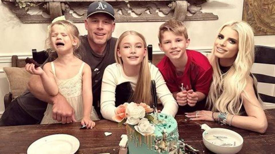 Змийска сперма вталява Джесика Симпсън
