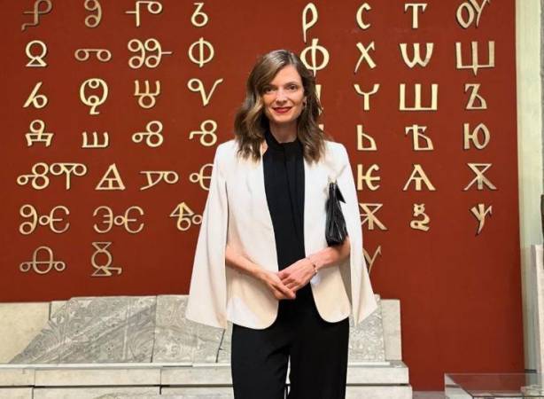 Бивша синоптичка блесна до Румен Радев! Какво прави Нора Шопова до президента