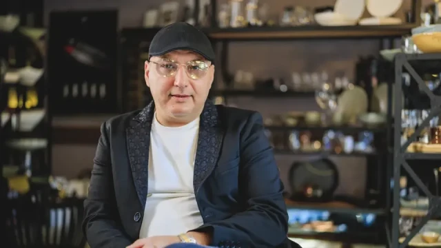 Шеф Манчев върти и автосервиз