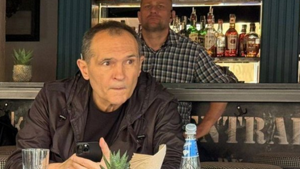 Божков хайманосва в бар! Вардят го четирима гардове