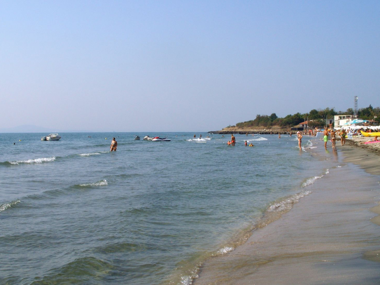 Майка и двете й момичета попаднаха в подводна центрофуга на плажа в Поморие