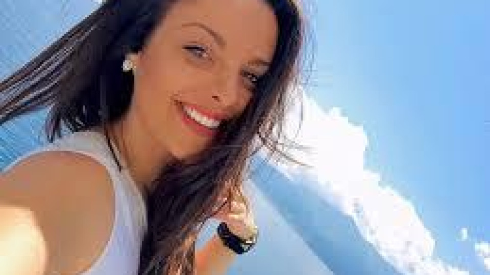 Симона Загорова влиза през врата в морето -