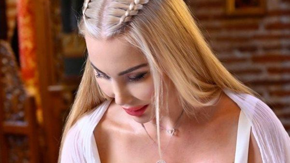 Тоца кръсти сина си! Самовлюбената миска снима само себе си