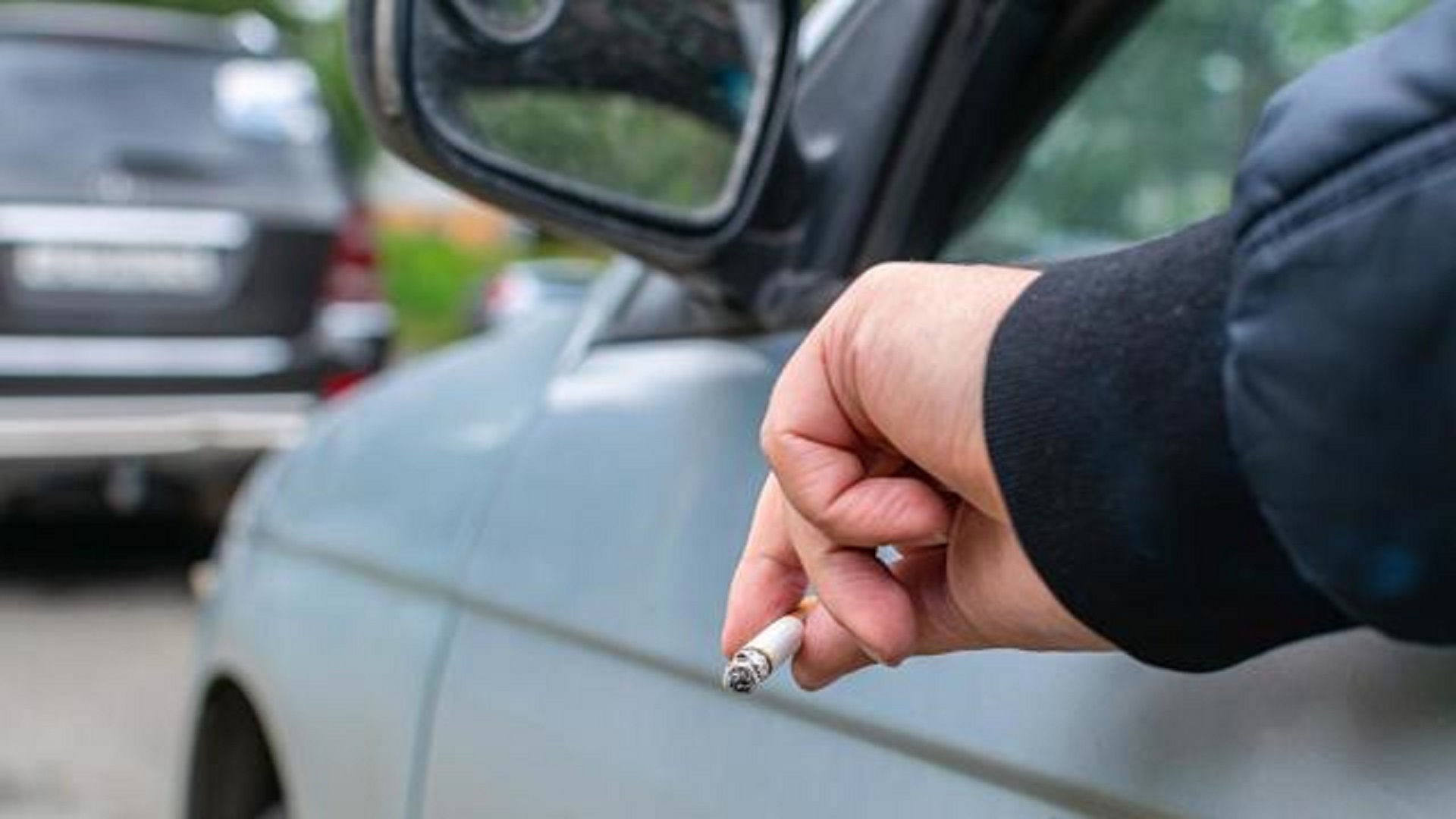 Глоби до 5000 лв. за шофьори, изхвърлящи фасове от колата