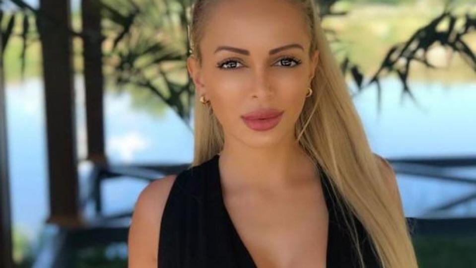 Осипова ходи боса и малко гола по асфалта