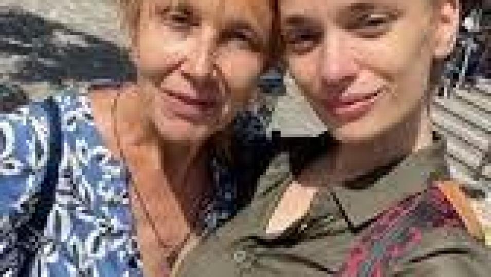 Ирена и Ирен пекат чушки за зимата