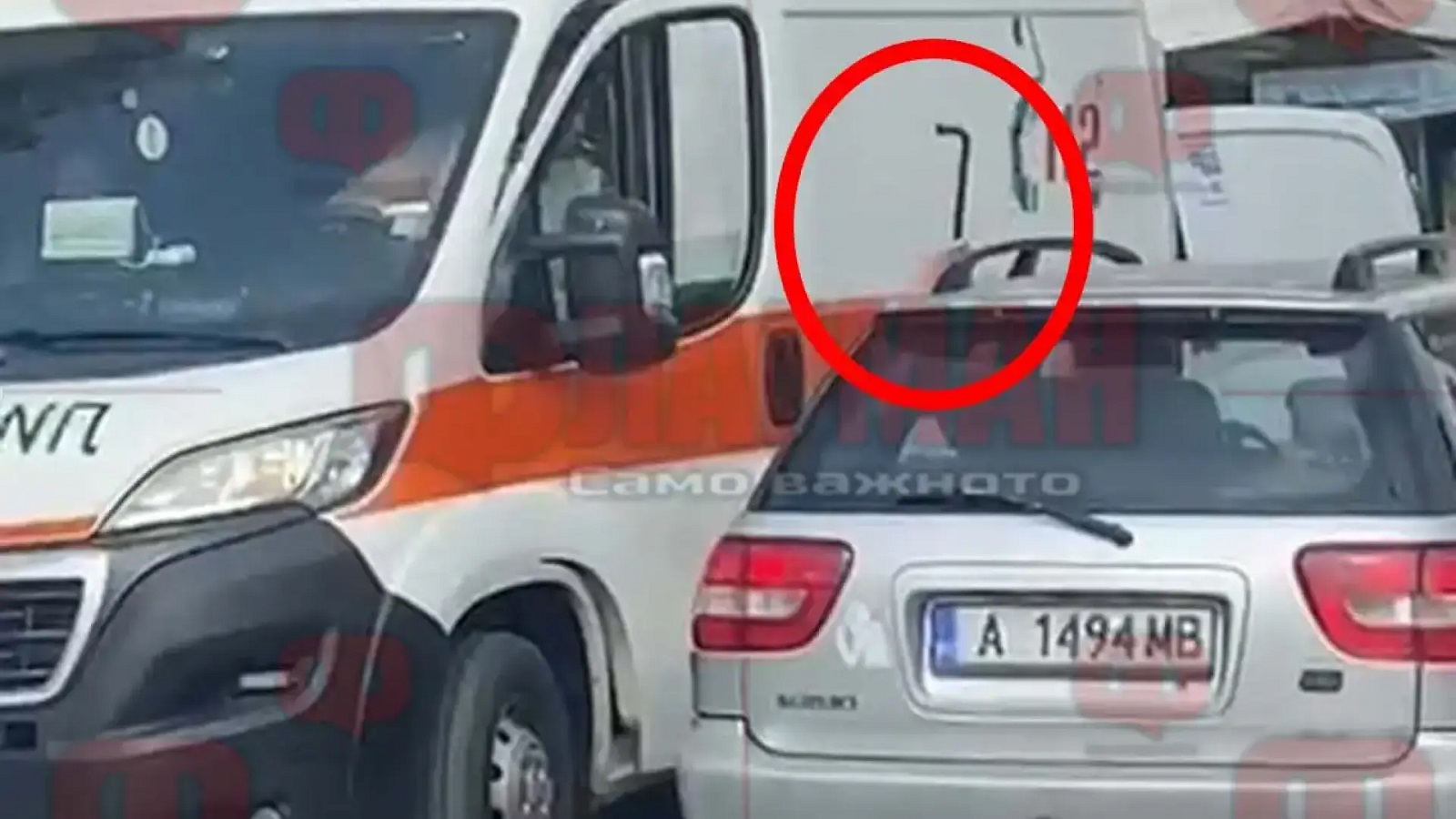 Шофьор с метален лост и пистолет нападна линейка в Бургас (Видео)