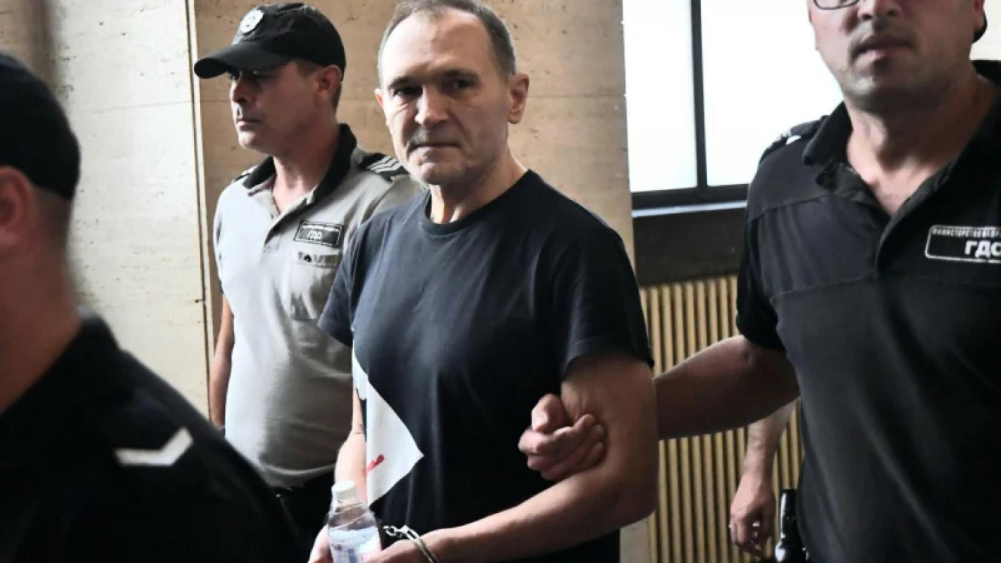 Наглост! Вместо да се лекува, Черепа си ваканцува. Ало, съдия Митева?