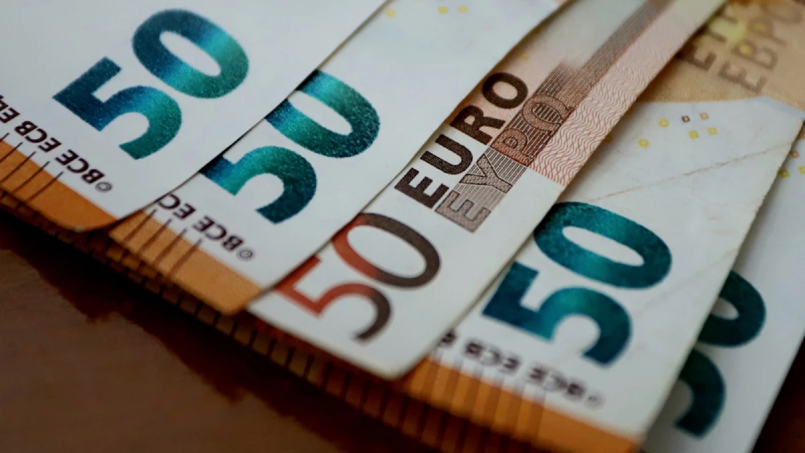 Минималната заплата през 2026 г. ще е 605 евро вместо 620 евро, заложени по формулата