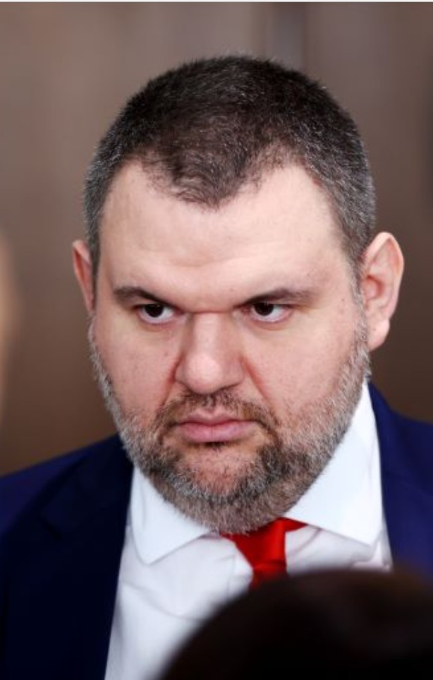 Делян Пеевски нанесе неочакван удар с това, което показа СНИМКА