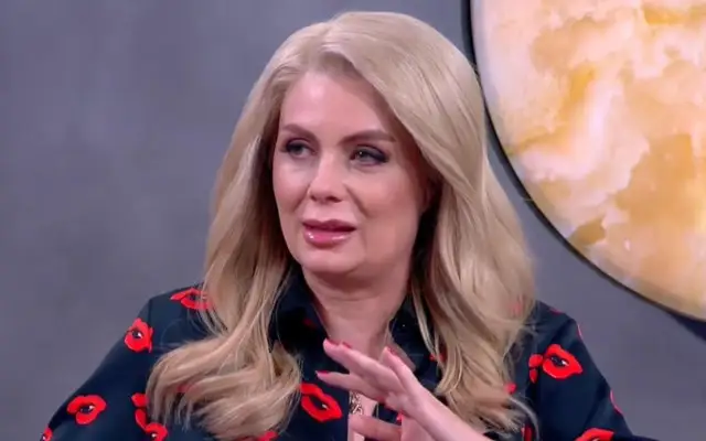Докато е в болнични: Венета Райкова с годежен пръстен от дубайското гадже-милионер