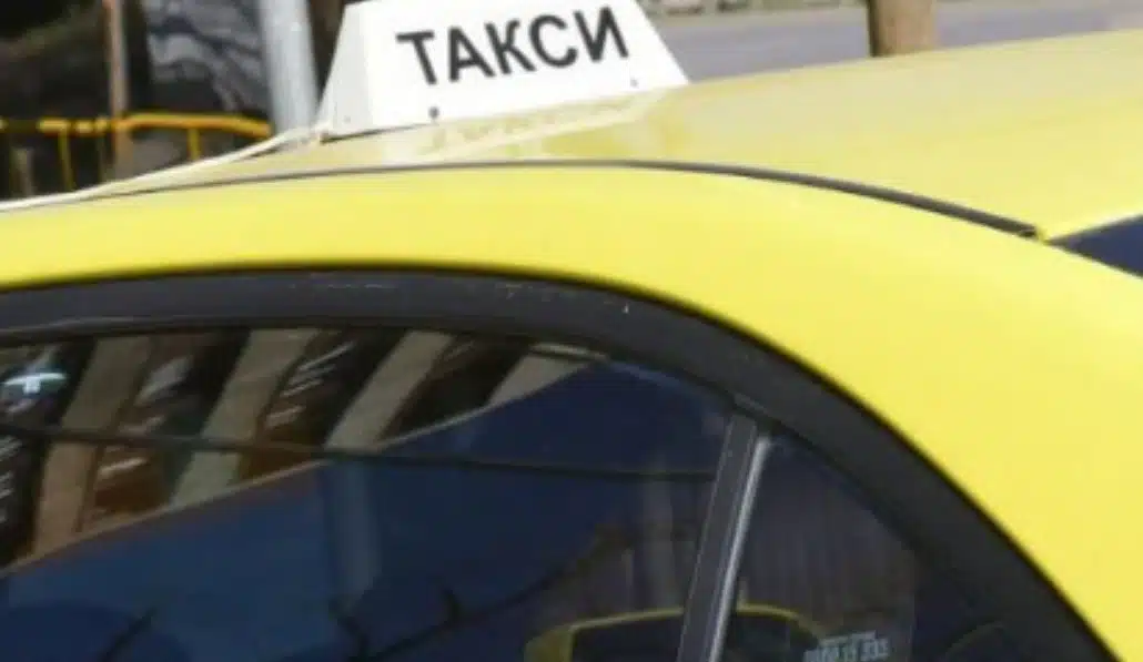 Добрият пример! Анонимен мъж плати 5000 лева на таксиметрова фирма, за да вози безплатно деца и възрастни хора в София