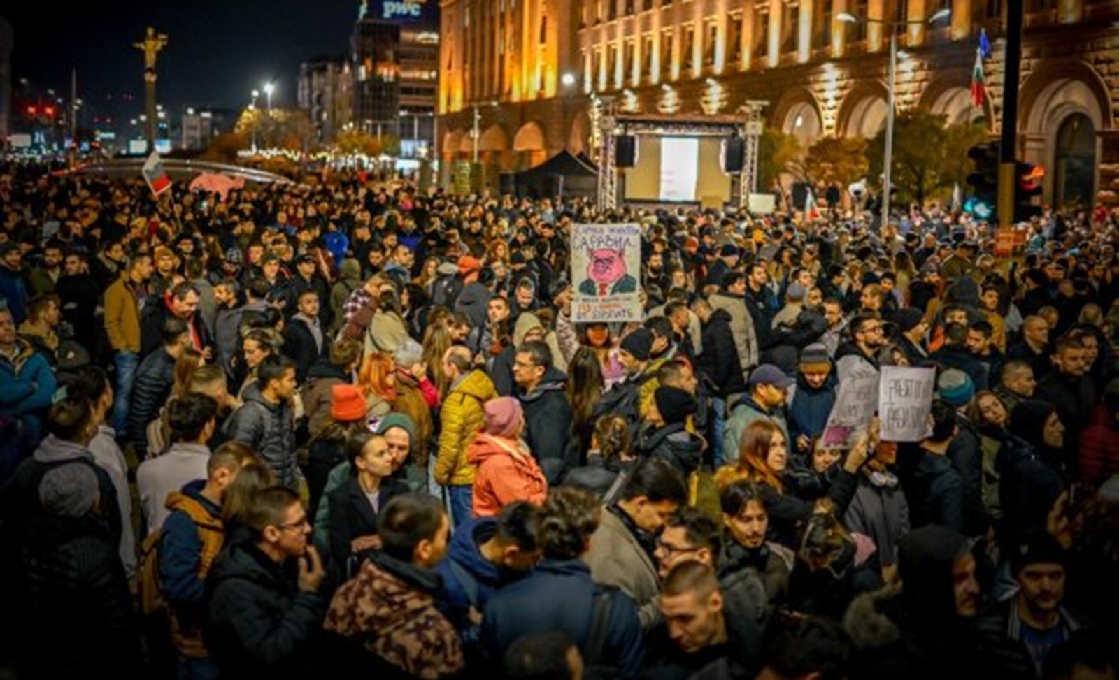 Протестиращите в София тръгват към централата на ДПС след призив на Кирил Петков