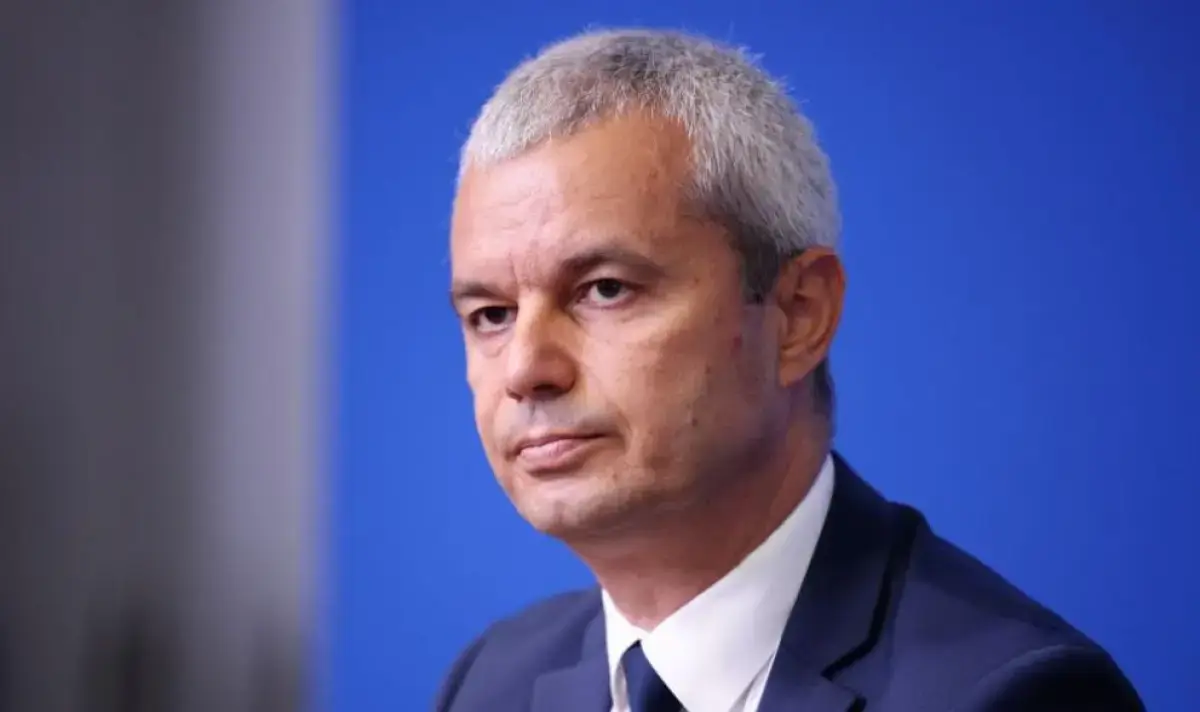 Костадинов: Радев свали маската си още преди да е почнало представлението