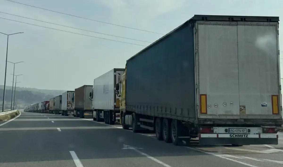Камион се вряза в чакащи тирове на Капитан Андреево, шофьорът загина