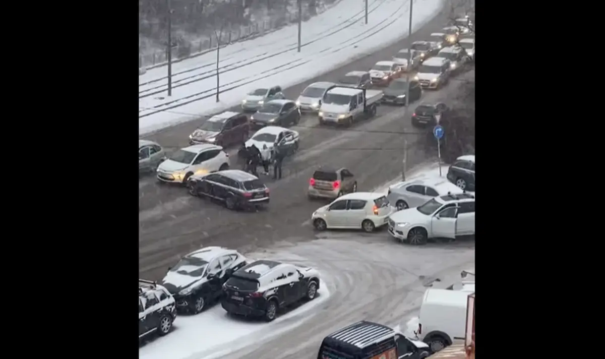2 см. сняг в София и бой с бухалка между шофьори ВИДЕО