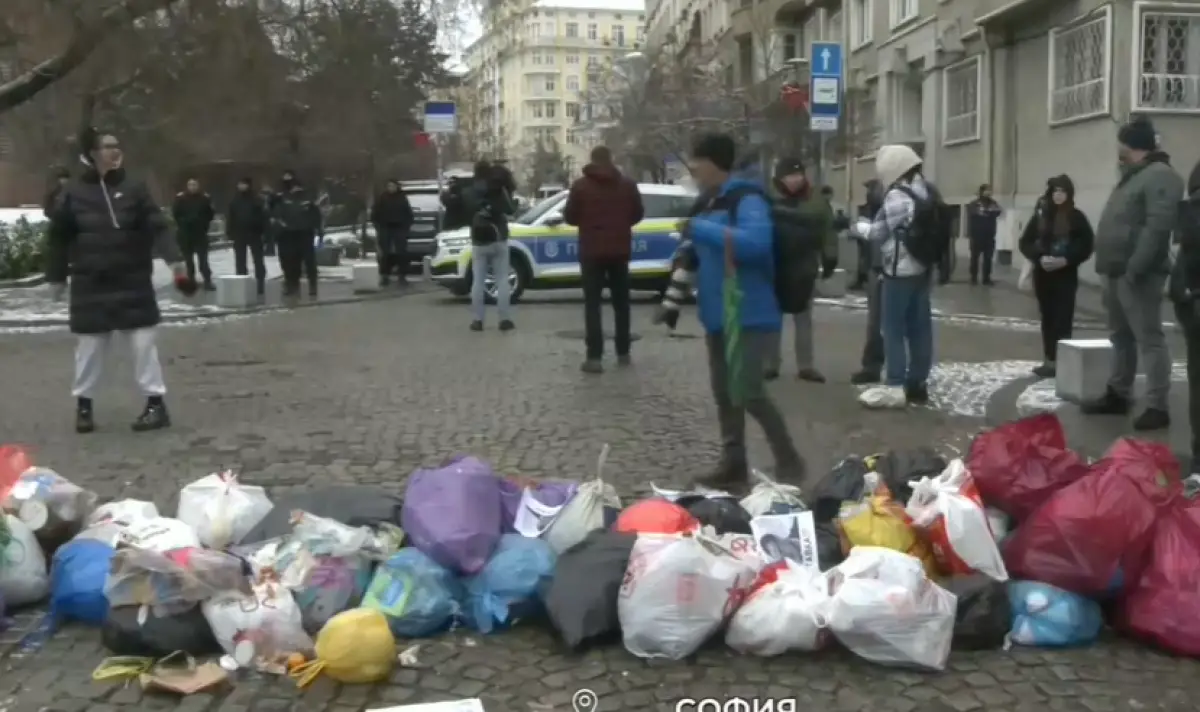 Китайска стена и пирамиди от боклук: Не позволиха на протестиращи да изхвърлят сметта си пред СО