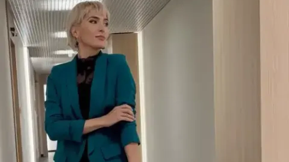 Ромина Андонова пече чушки по стилен тоалет
