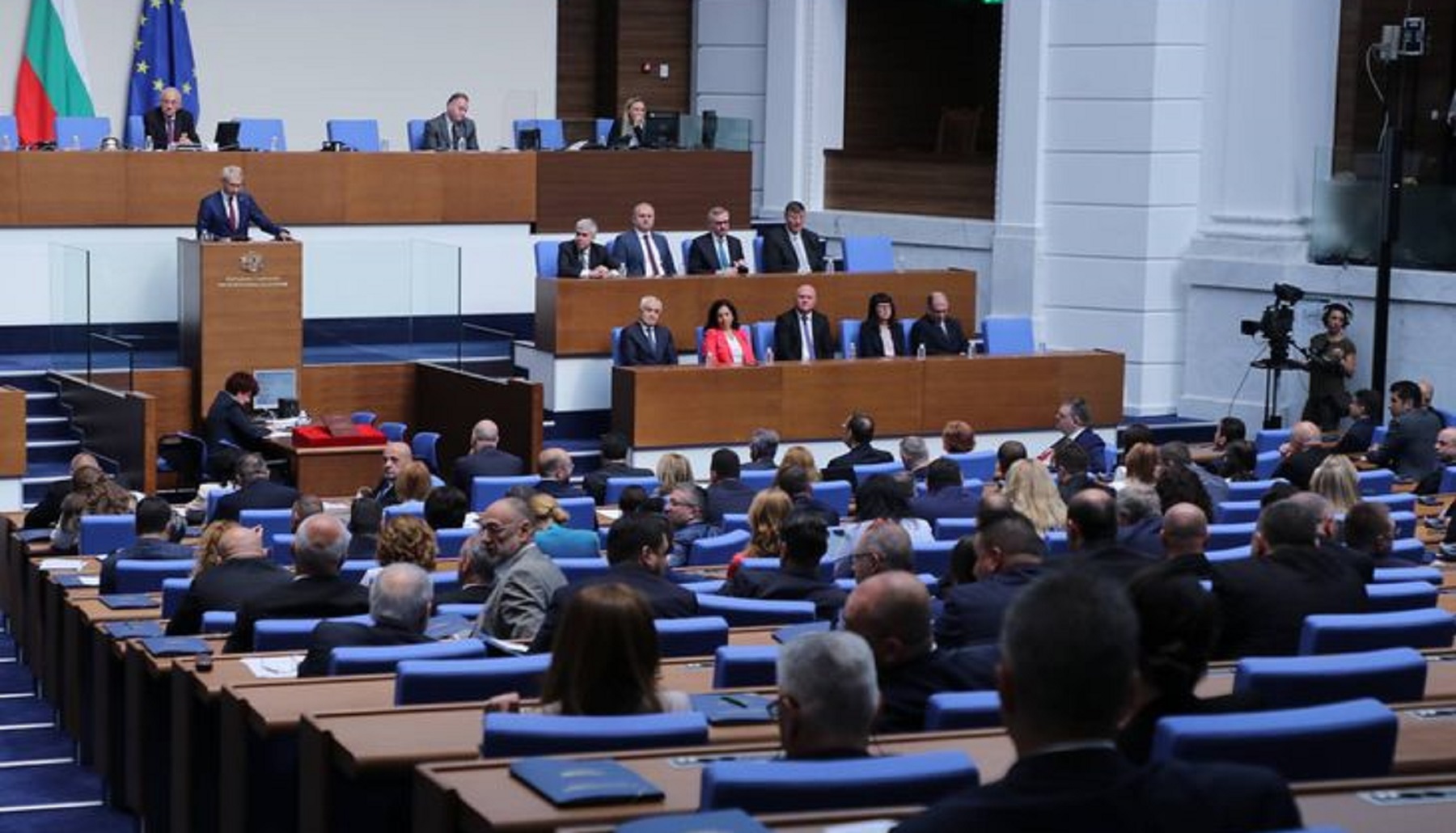 Стартовата заплата на депутатите вече е близо 4500 евро