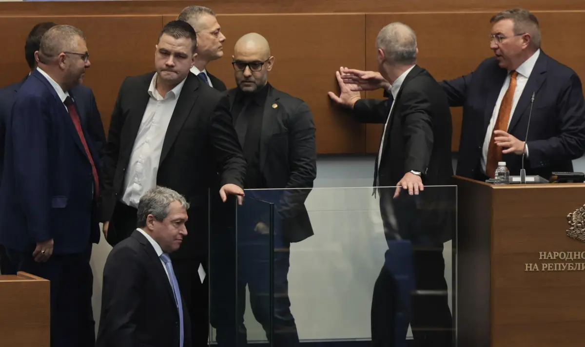 Отново бой в парламента! Депутати се обиждаха на п*д*раси и п*дофили СНИМКИ