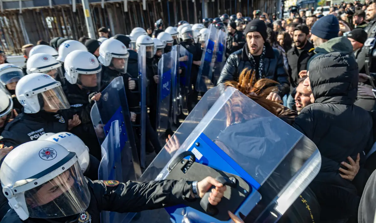Съд в Турция наложи безпрецедентна мярка на младеж, обвинен в тормоз над свой съученик