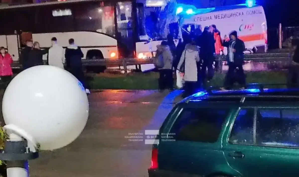 Шофьор на линейка загина при удар в автобус край Велико Търново
