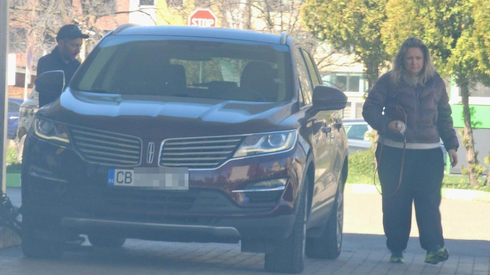 Папарашки удар: Лора Крумова съвсем се запусна, но пък юрка нов „Линкълн"