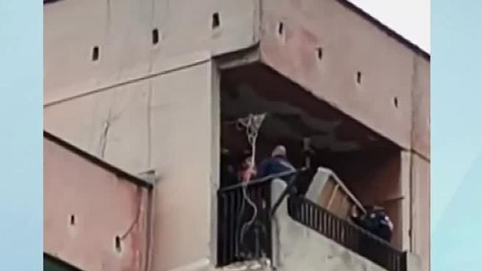 Задържаха родителите на детето, увиснало от осмия етаж в Ямбол