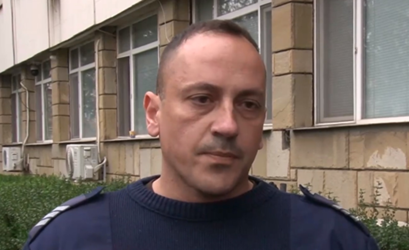 „Стъпих върху климатик и го задържах“: Полицаят, спасил момченцето, увиснало от балкон