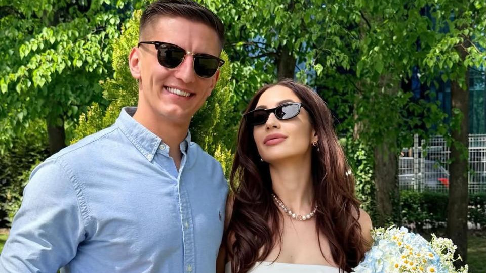Иван Рълев падна на коляно, посрещна любимата и сина си с рози и „Диор"