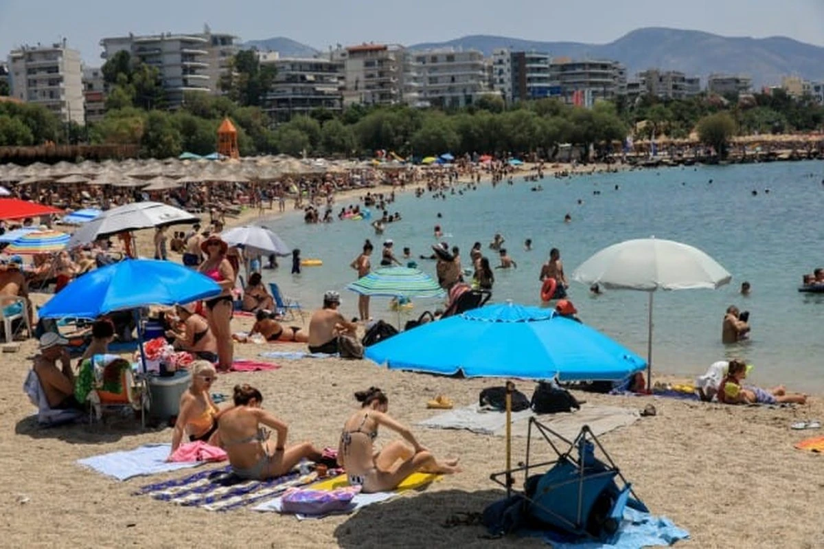 Опасна вода: Гърция забрани плуването и затвори посещавани плажове