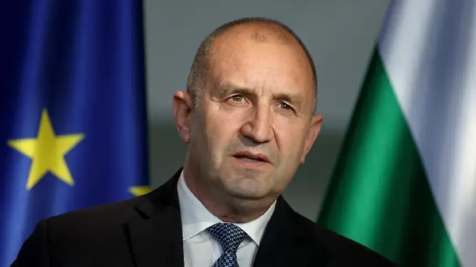 Радев отговори за американските самолети в „Безмер“