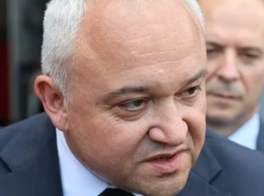 Откъде идват средствата, с които са платени полетите до Дубай на Делян Пеевски и, ако са на семейството му