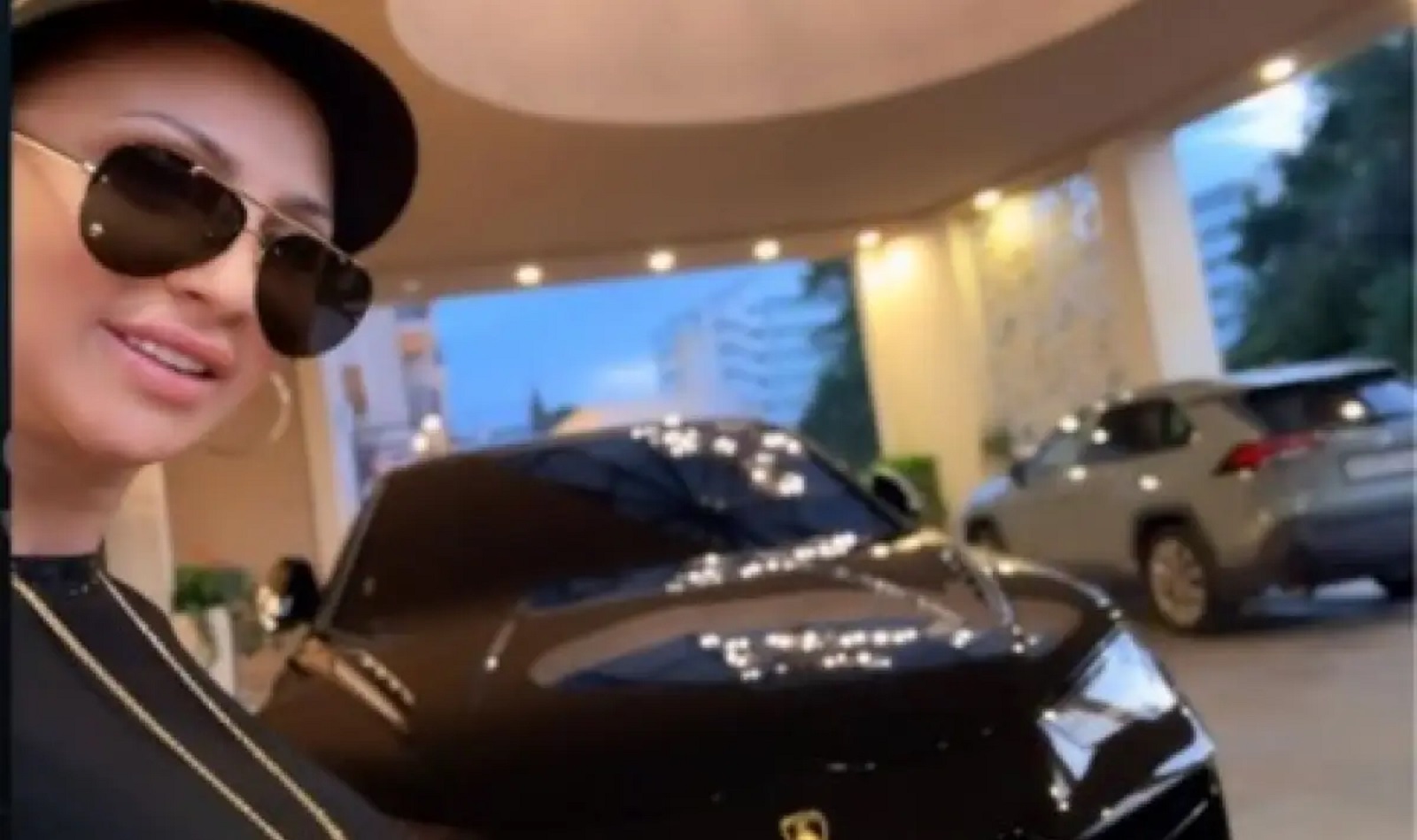 Софи Маринова подари Lamborghini за €250 000 на сина си Лоренцо (снимка)
