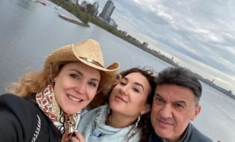 4 месеца след трагедията: Елинор се показа! Щерката на Боби Михайлов на море с майка си