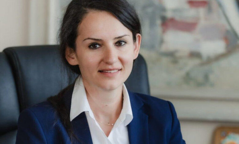 Зам.-министърката Павлета Пеловска вилнее на Малдивите и в Испания с богата любовница – брокер на недвижими имоти
