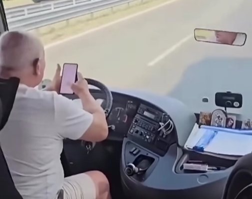 Уволниха шофьора на автобус, заснети да гледа TikTok, докато кара по магистралата