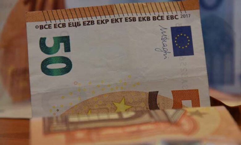 Кой има право на „инфлационен чек“ от 50 евро от 1 октомври и как ще се изплаща