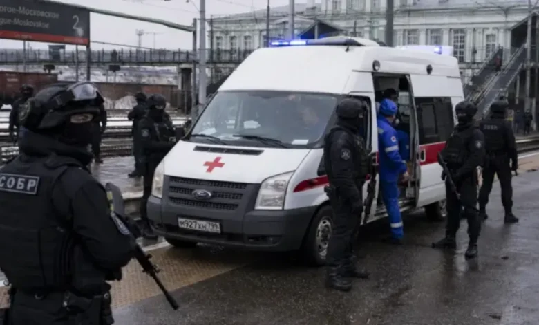 Затворник уби конвоиращ и рани трима във влак
